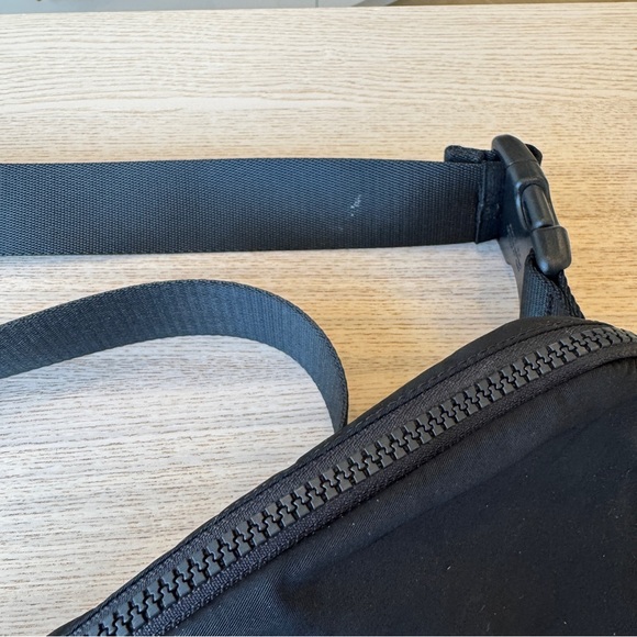 Small Black Lululemom everywhere belt bag - Picture 4 of 7